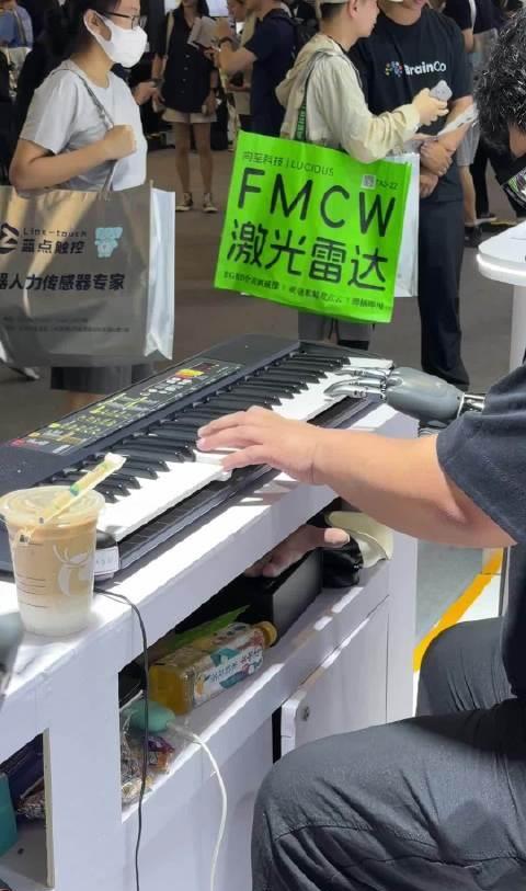 今天在 WAIC 见到的，我心里最好的两个产品

第一个是「强脑科技」的仿生手，