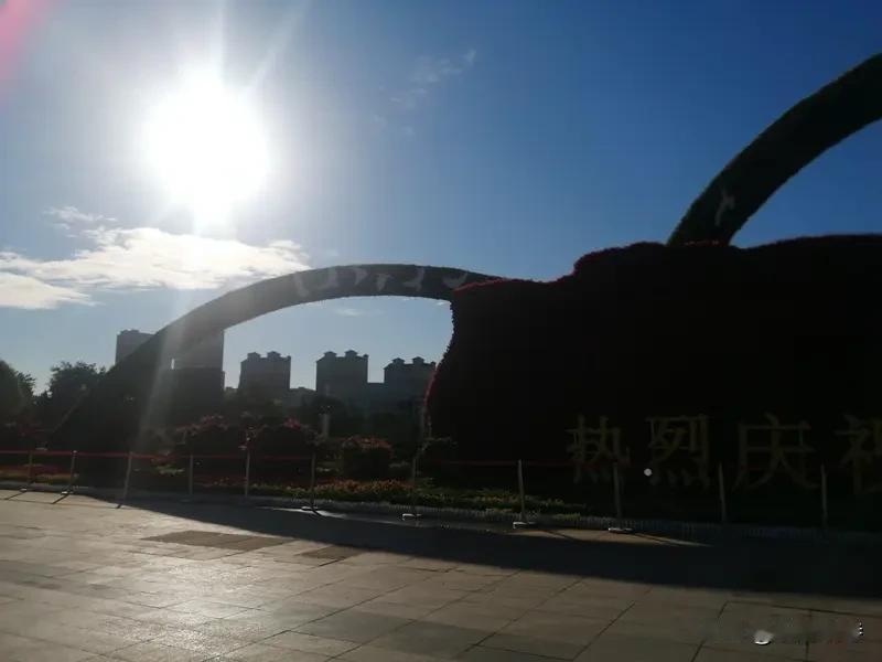 《赤峰教师节咏怀》乐韵晓诗原创:
秋到赤峰草尚青，
学堂深处诵书声。
手持粉笔描