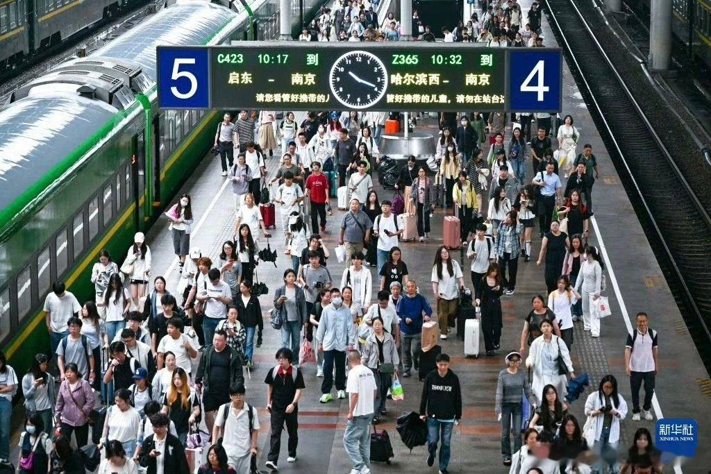 端午假期首日全国铁路预计发送旅客1973万人次，全社会跨区域人员流动量预计约2.