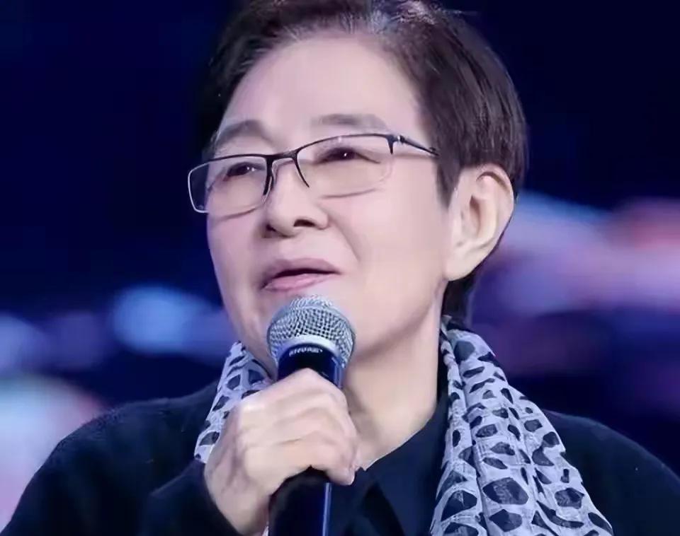乐坛：26
乐坛霸凌：流量与实力争议 

在华语乐坛，流量艺人与实力艺人之间的矛