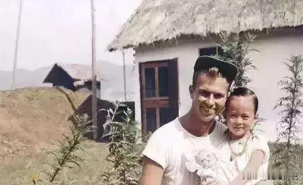 1945年，美国飞虎队队员和中国小姑娘合了一张影，过了70年后，90岁的他向记者