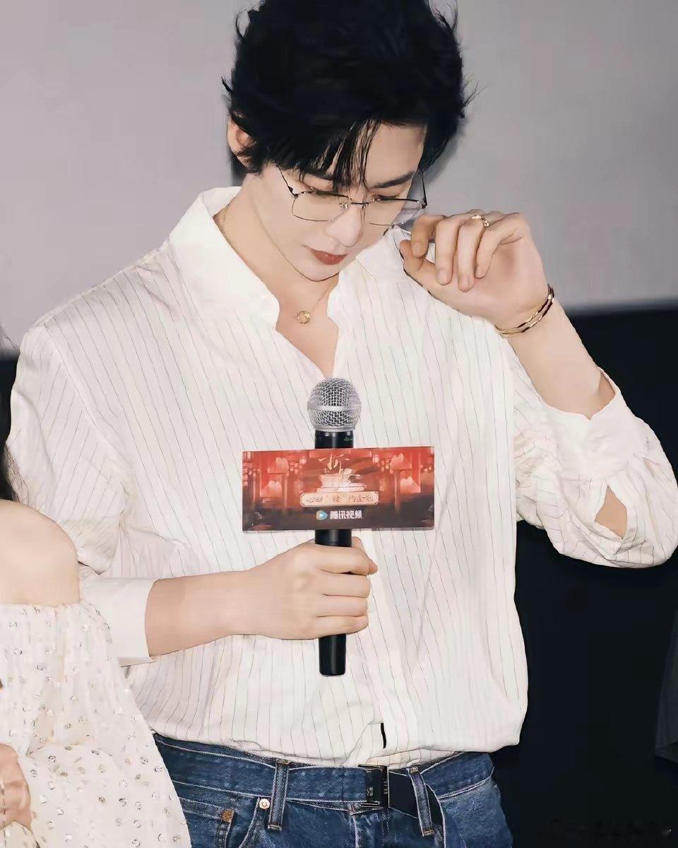 《折腰》后，刘宇宁没火一阵就淡了，是真在认真演戏。没靠热搜炒热度，没发疯式营业，