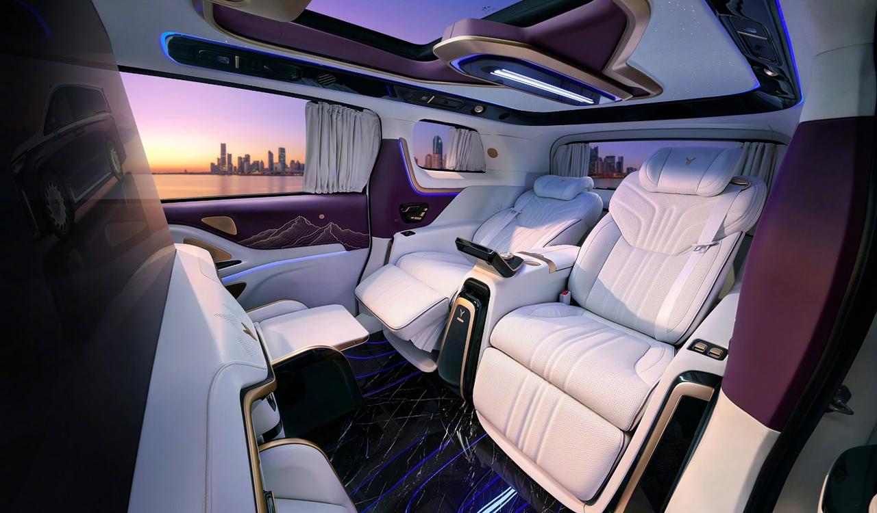 买豪华高端MPV吗？
来看看刚在广州车展上亮相的“大佬级”MPV——岚图梦想家山