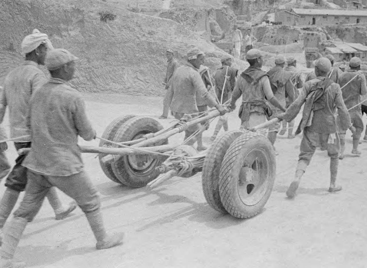 这是八路军缴获日军运输车的真实图片。当时八路军物资匮乏，每次打完伏击之后，战场上