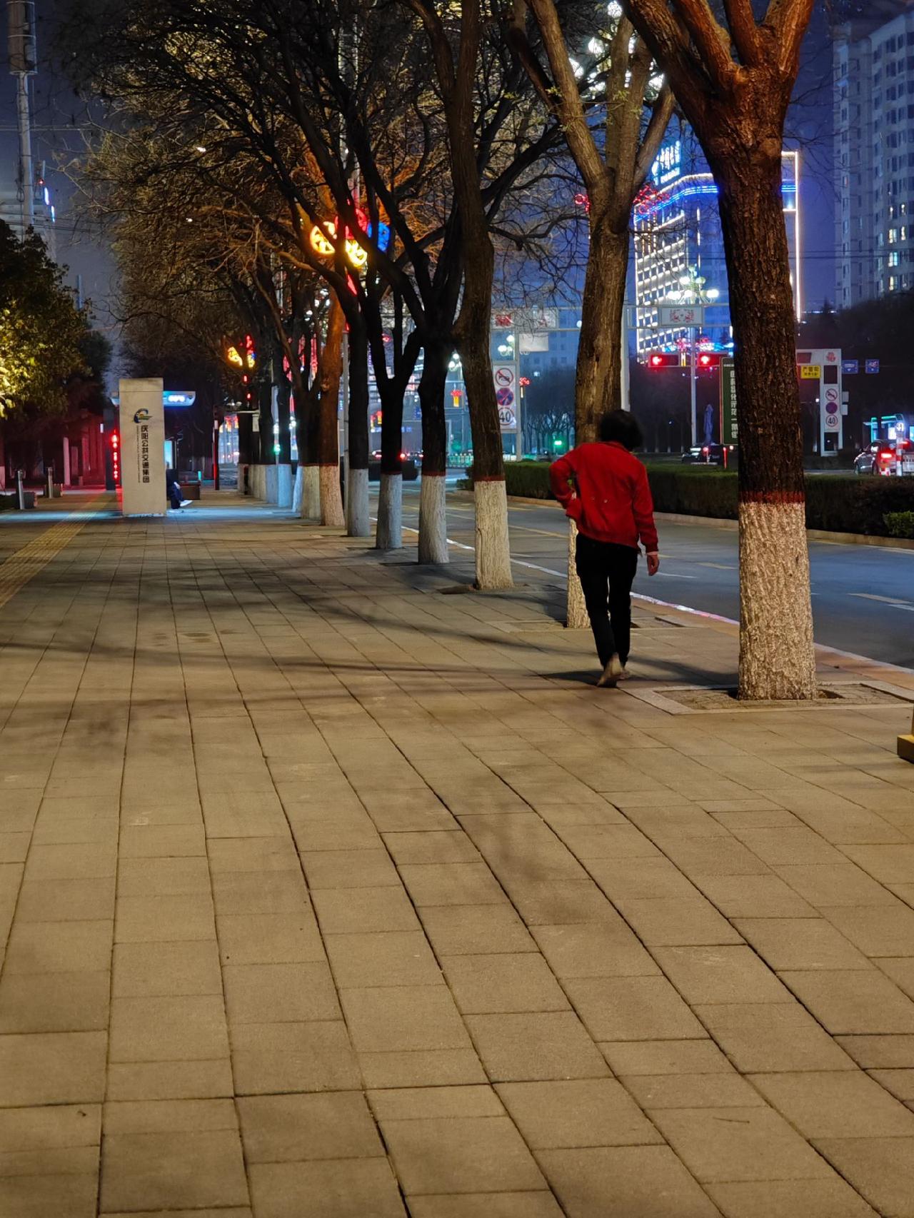 今天上午，一个52岁的女士来面试出纳，我看了下她的简历，发现她只有高中文凭，连大