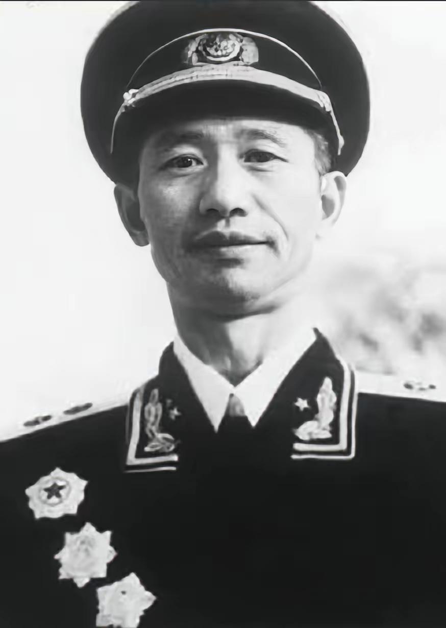 1941年，八路军炊事员去河边挑水做饭，偶然发现许多奇怪的脚印，就跑去跟周希汉汇