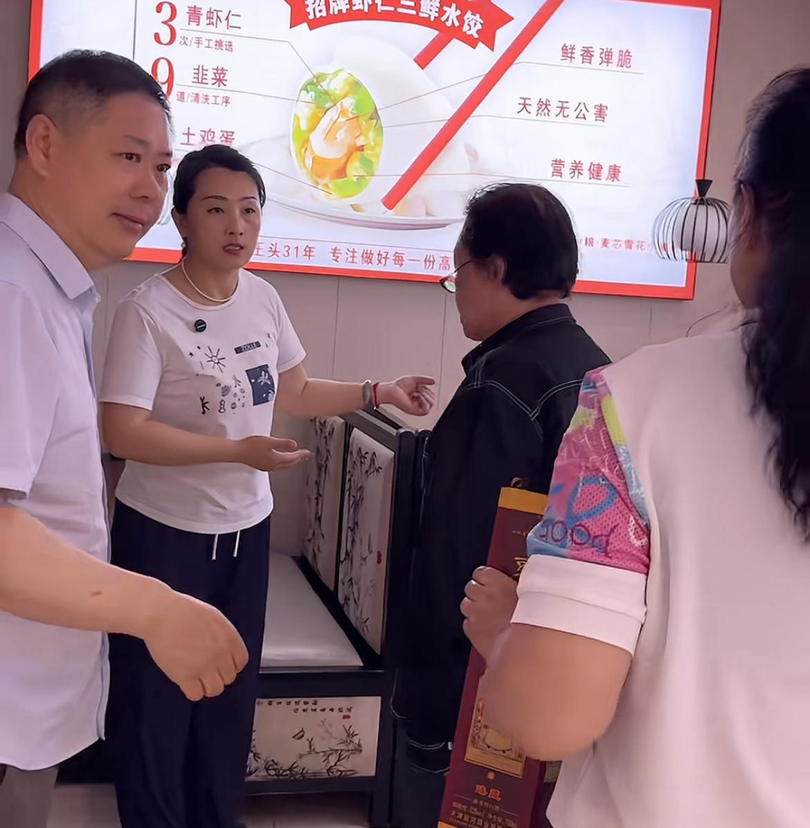 76岁斯琴高娃现身小餐馆吃饭，全程被服务员搀扶，而且还带了一瓶酒，不得不说，这么