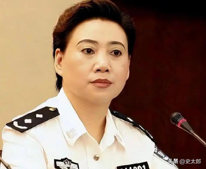 陈光明曾是全国首位缉毒女总队长，荣誉加身被誉为“警界女杰”。本可前程似锦，偏因贪