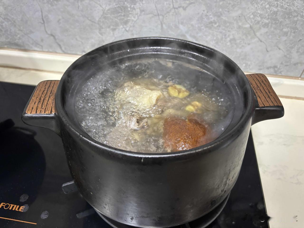 昨天去江门看陈白沙纪念馆，中午在一家台山黄鳝婆的饭店吃了很美妙的清汤牛腩。

回