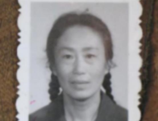 1969年，19岁的女知青黄丽萍隐瞒自己是开国将军黄思深女儿的身份，自愿前往北大