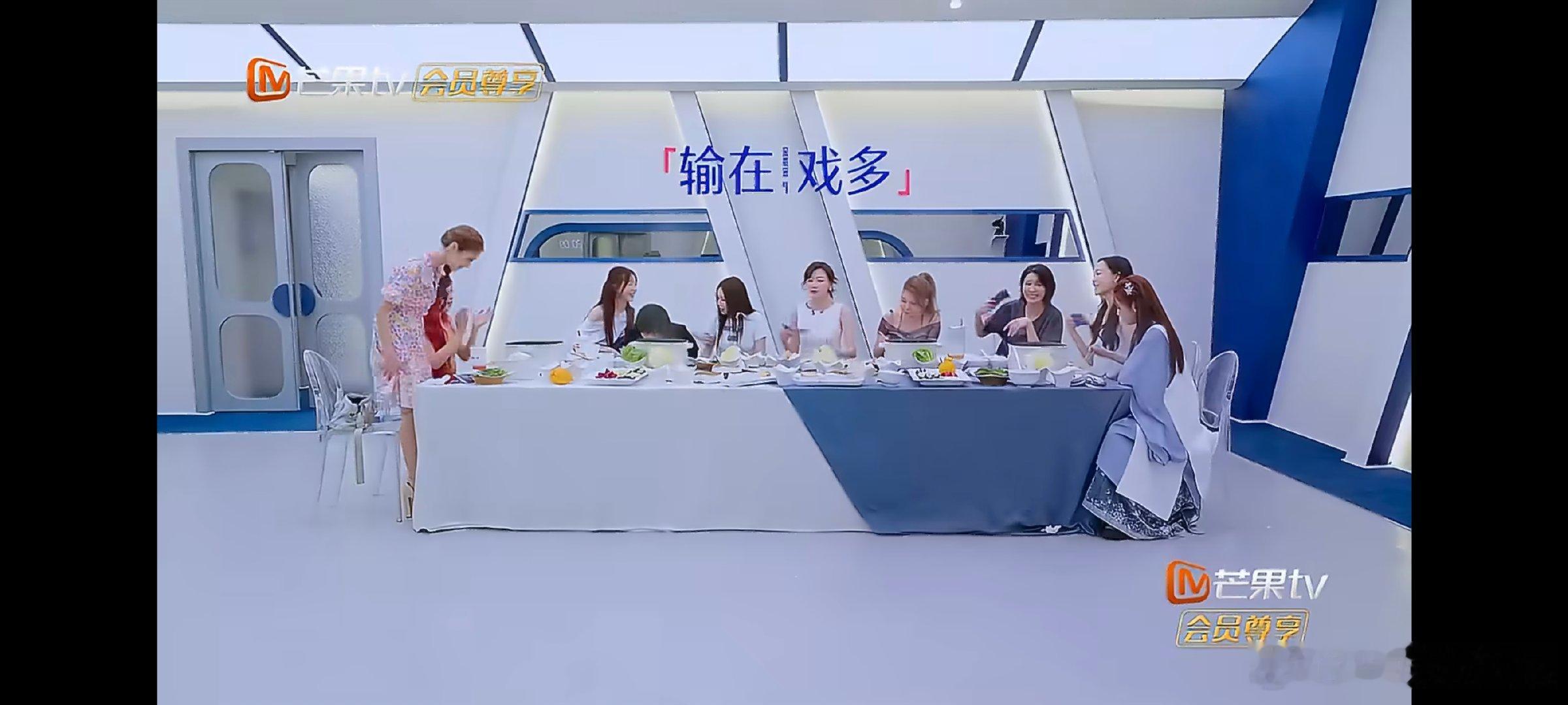 安崎谁在栽赃谁在陷害被众人接连举证怀疑的时候安崎都来不及辩解，懵懵地看着大家轮番