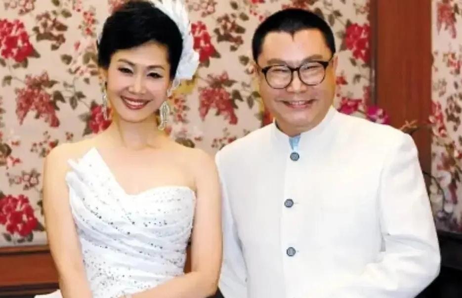 搭档多年，同于文华站在一起，尹相杰更像是一位厨师…