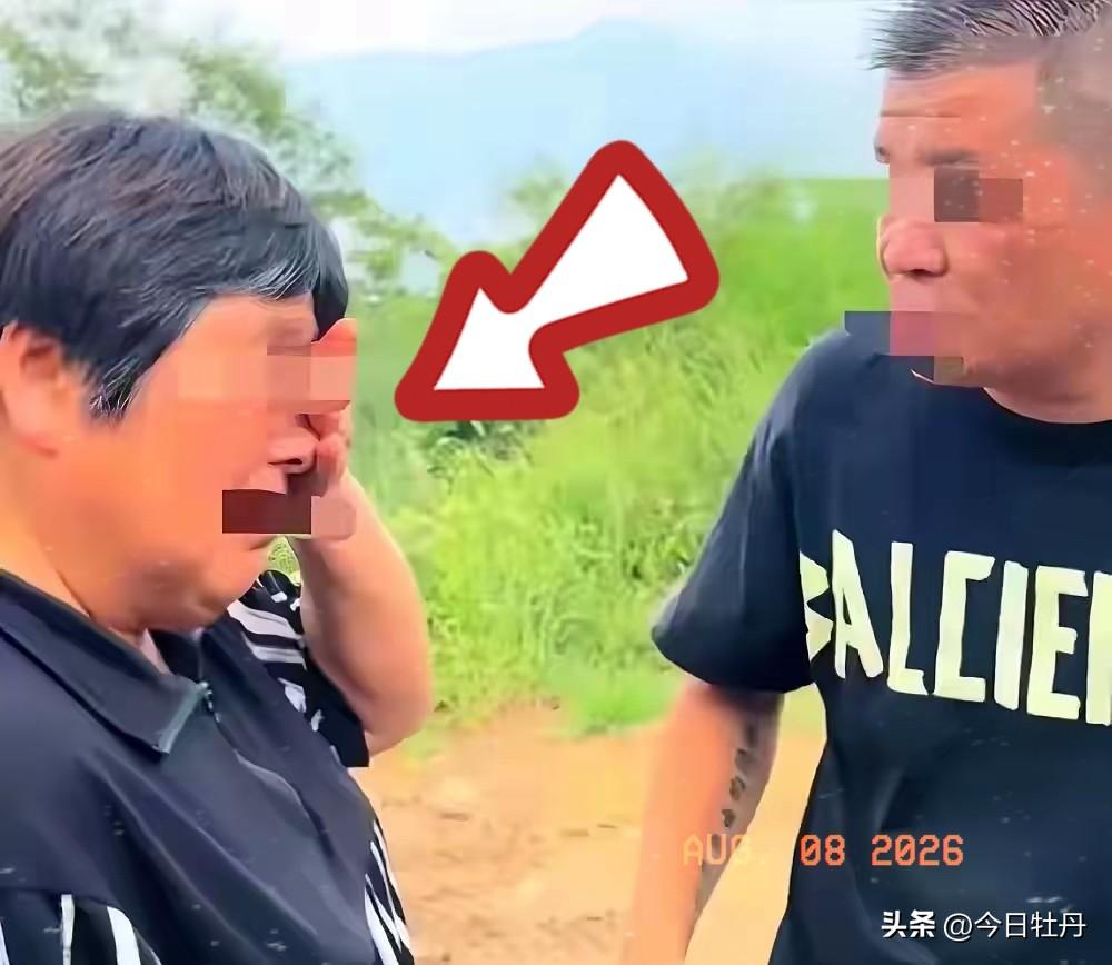 8月6号下午3点27分，搜救队员在女儿梯东侧林崖东坡一处灌木丛里扒出一顶紫帽子，