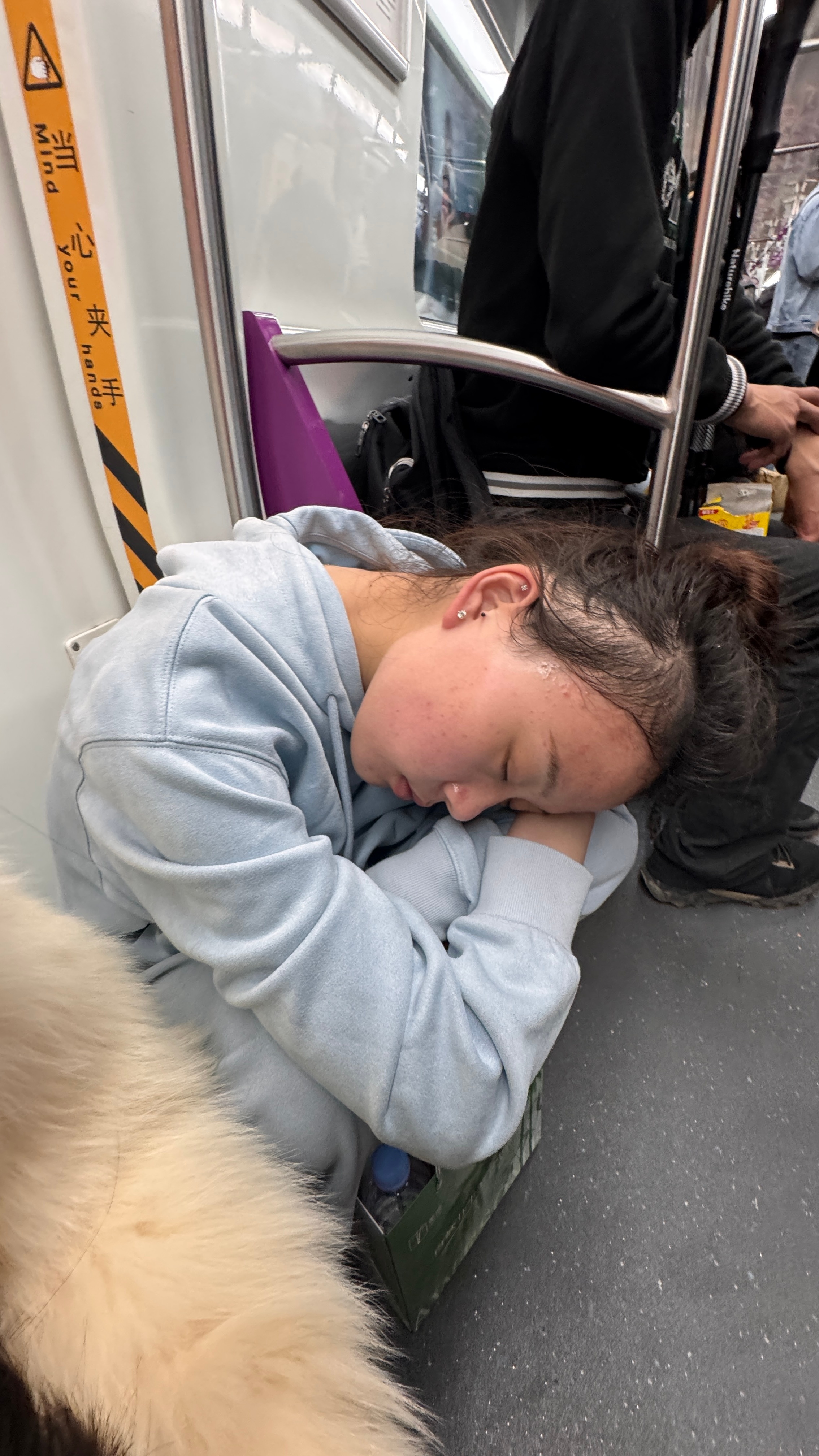 李琰的脸炎症很严重今天斥3k巨资去看了一下一共弄了四个项目一个月就还得接着去她说