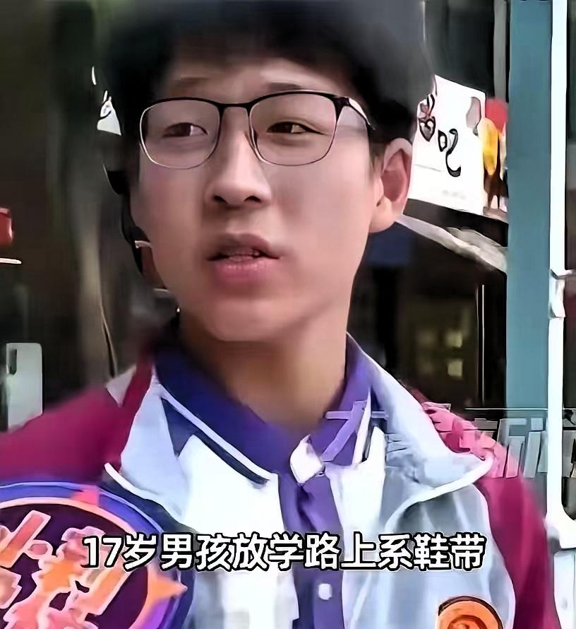 5月5日，河南平顶山，17岁中学生席嘉豪放学途中弯腰系鞋带，意外在路边草丛捡到一
