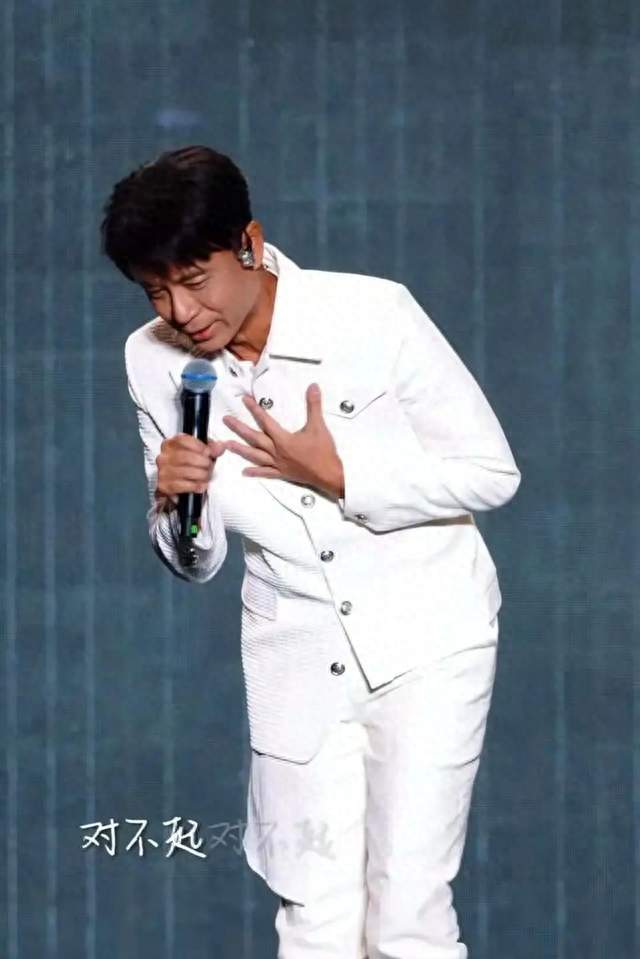 李克勤包头演唱会迟到约2小时，飞机中途备降，坐电车半路没电