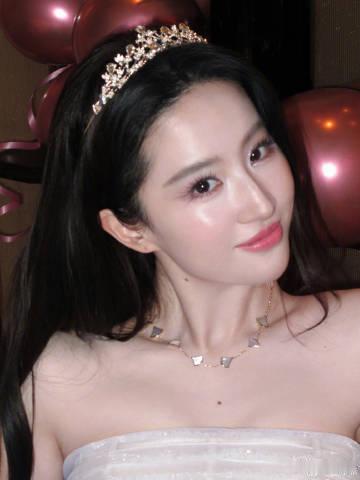 刘亦菲这是真公主来了刘亦菲看得出她是茜茜公主 完全就是真公主来着的呀，刘亦菲看得