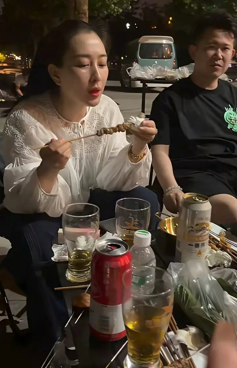 一位明星在路边撸串的照片，看起来好眼熟有人知道这是谁嘛 