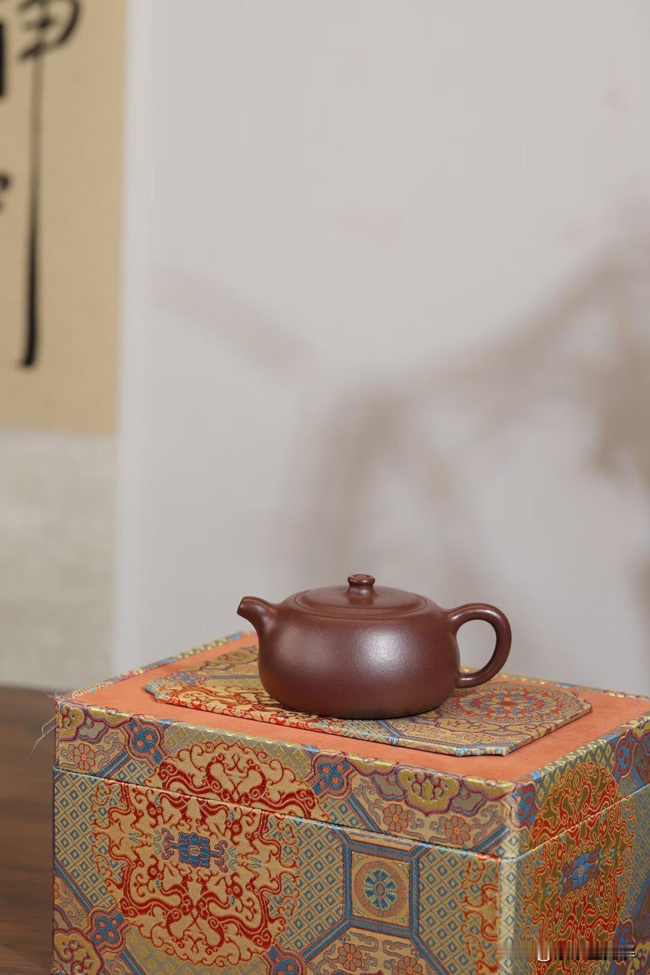 揭秘紫砂壶行业内幕：全手工与半手工的真实成本，算完我沉默了
全手工紫砂壶和半手工