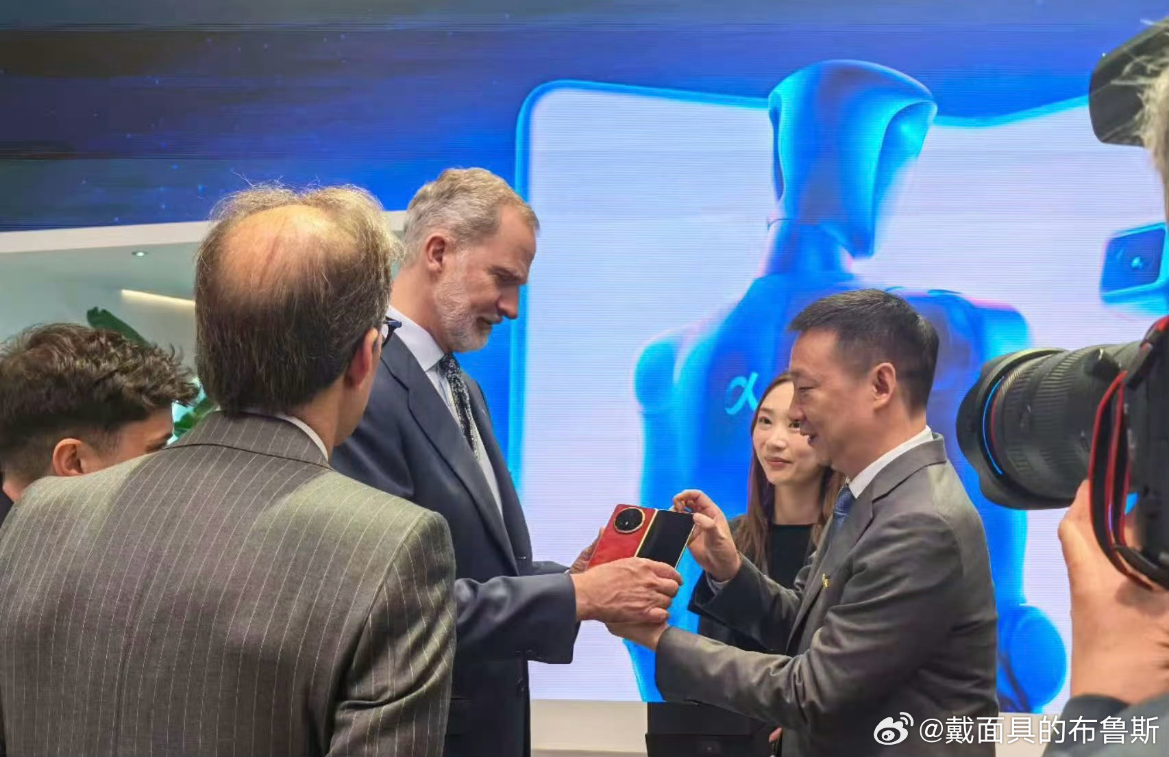 西班牙国王收到荣耀MagicV6  MWC现场真的有点东西，西班牙国王费利佩六世