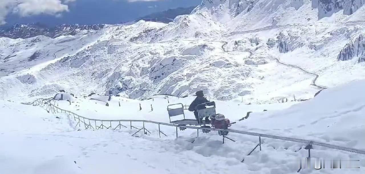 据印度媒体报道，近日印度占领军 “加杰拉杰军团”（Gajraj Corps）“”