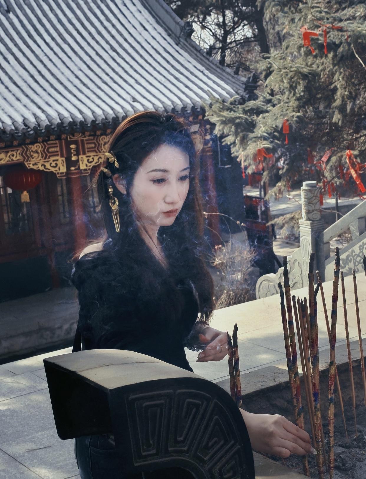 如何穿出温柔女人味?红袖添香夜，月照古寺钟。
