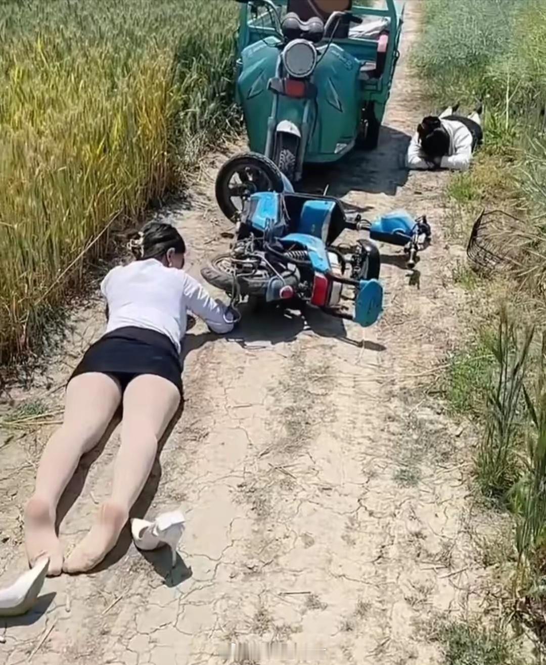 很多小地方，有个不成文的规定。二人相撞先起来的理亏。为啥会这样？