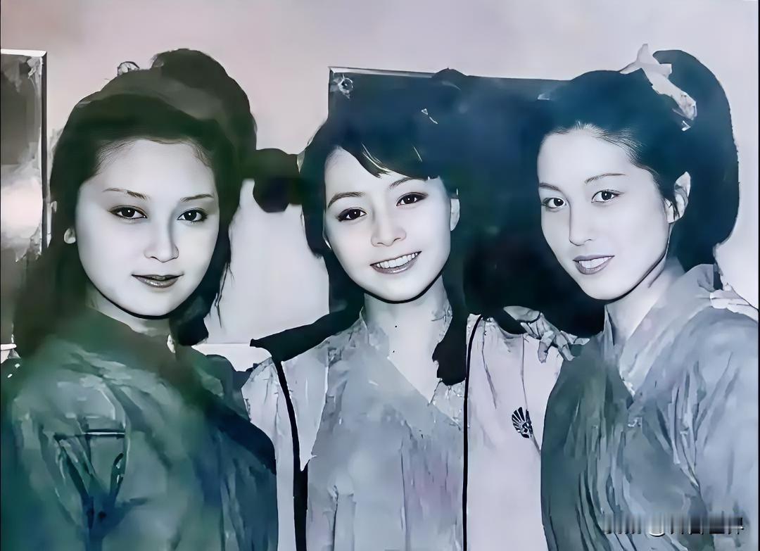 三个美女，一个比一个漂亮，她们的发型都很有趣，被拥在中间的，一定是三人中最有定力