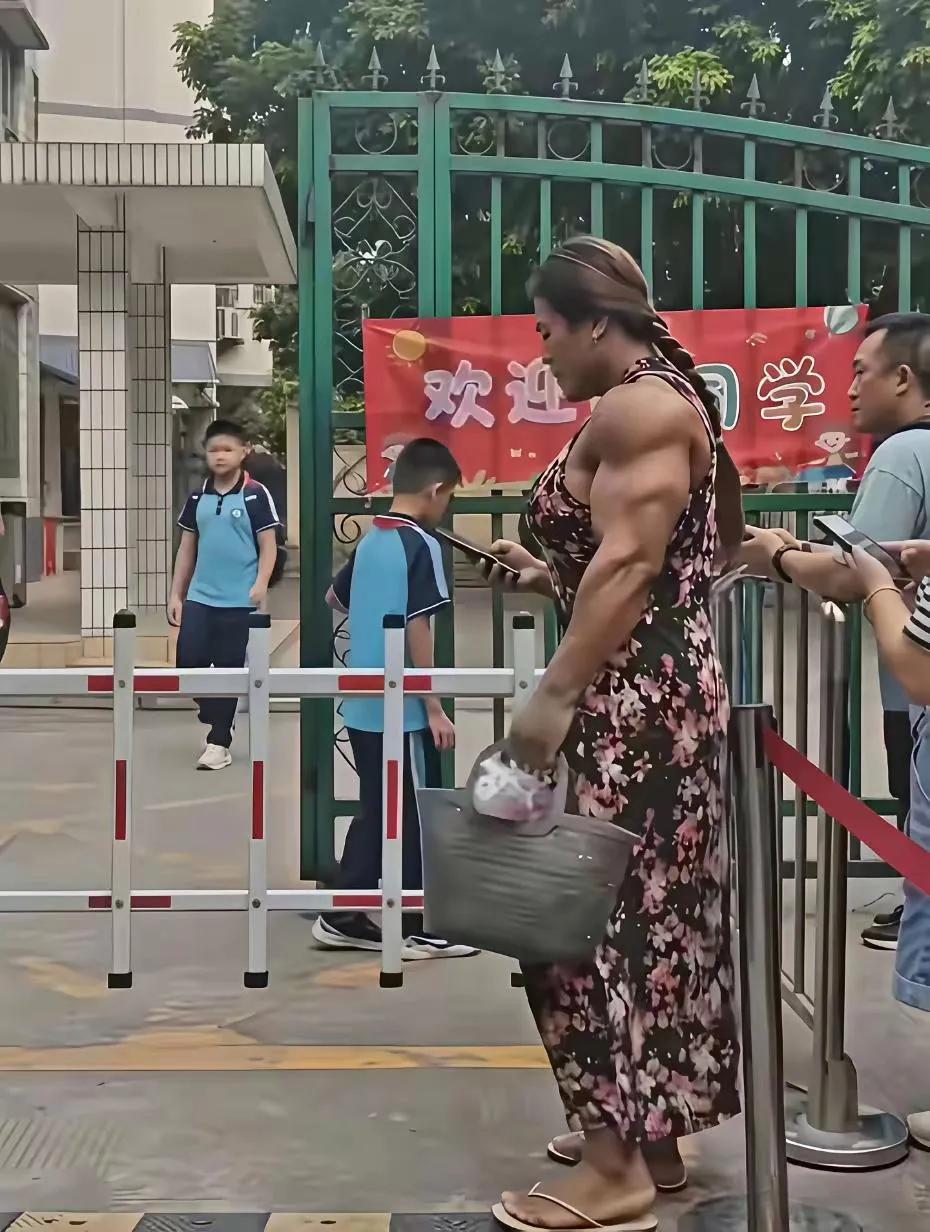 看到一位很特别的家长，被她粗壮的手臂惊呆了！