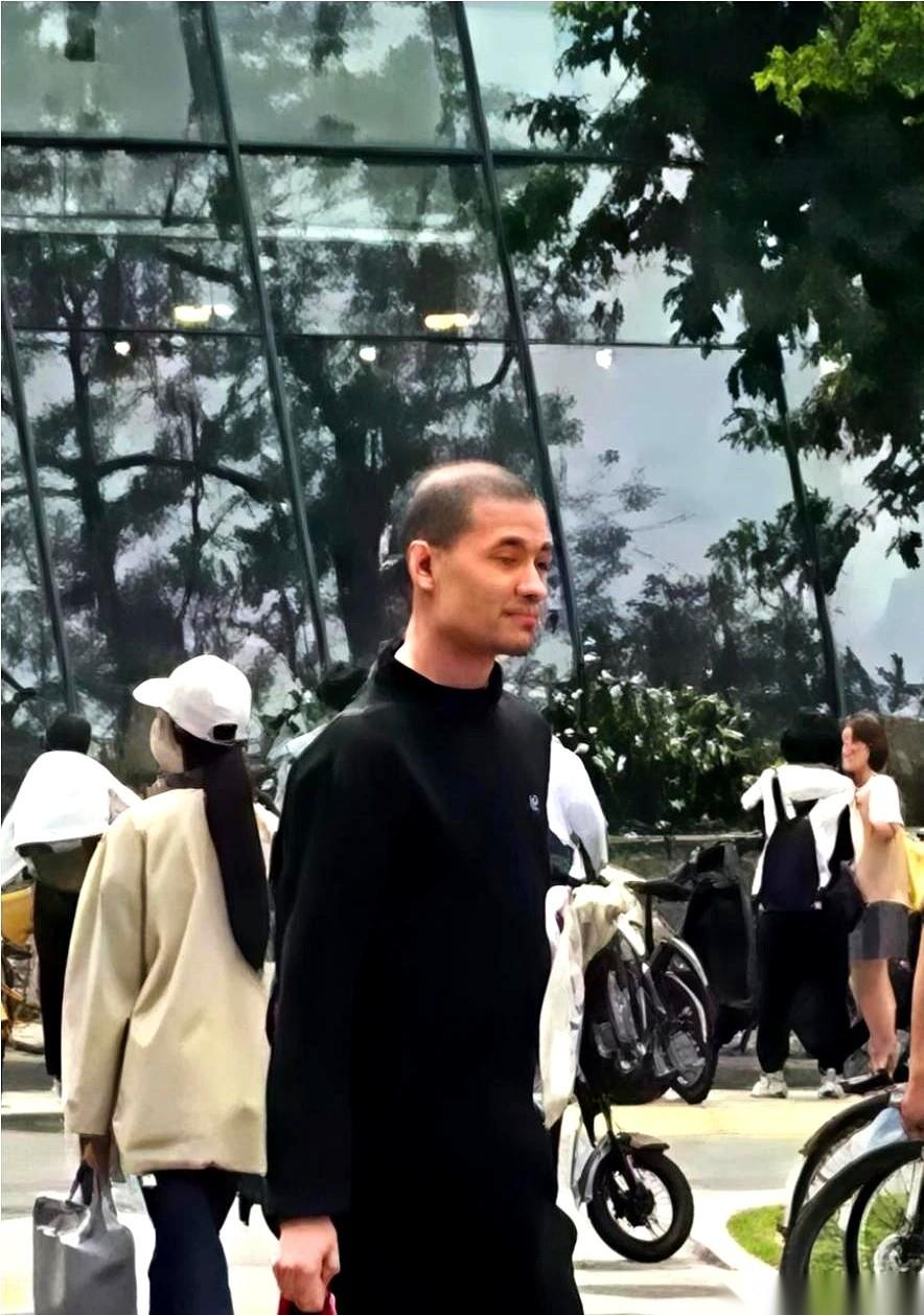 提到韦东奕，很多人脑海里都会浮现“韦神”这个称呼，他是那个被誉为数学天才的传奇人