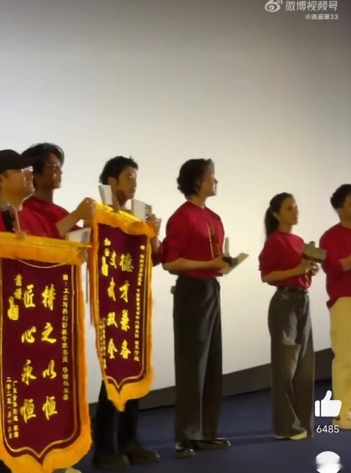 封神路演现场粉丝送于适锦旗  封神路演因为于适粉丝送锦旗变得超有意义！粉丝们用这