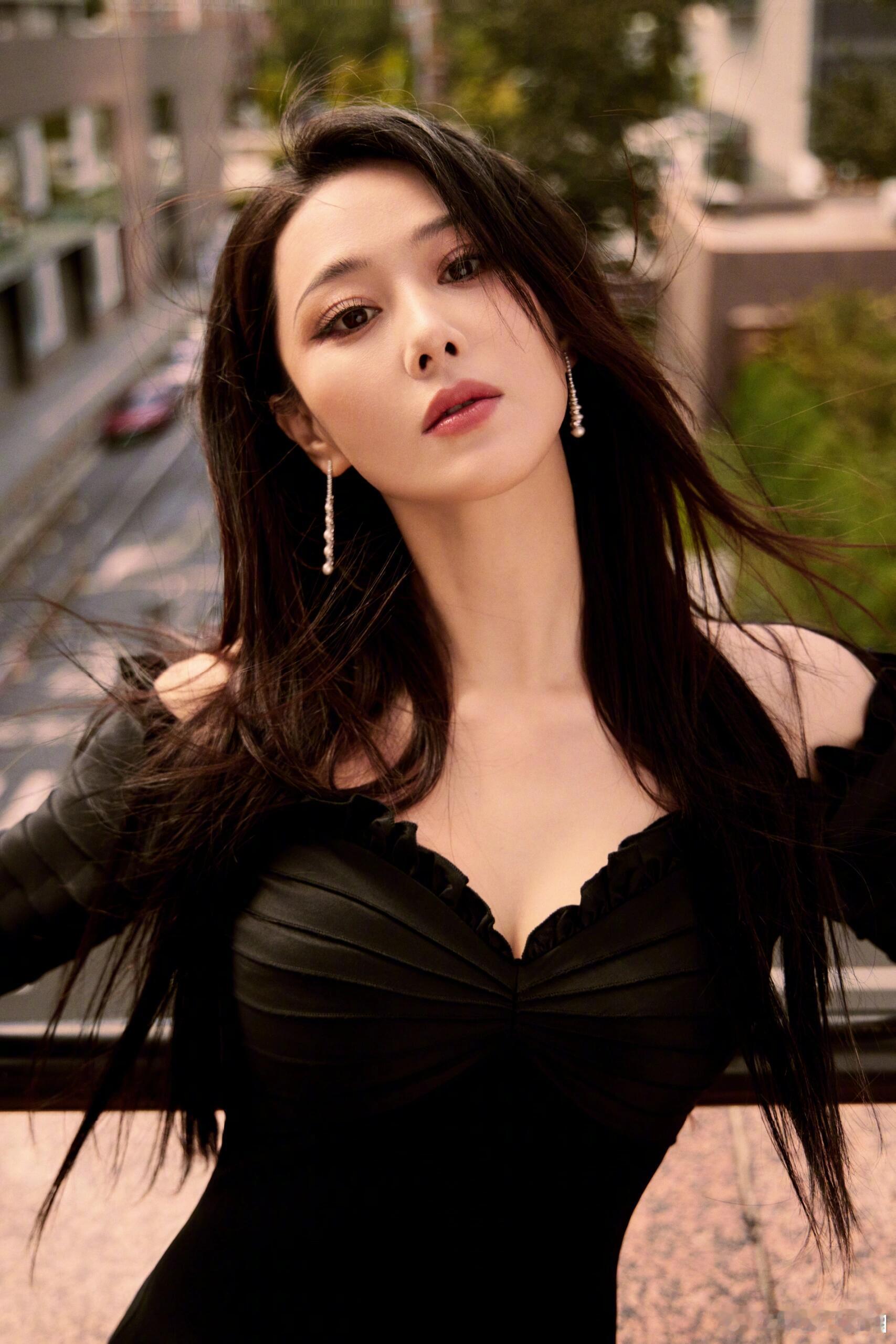张馨予提醒女孩子注意走玻璃楼梯 今天是热心市民张馨予！！张馨予主动发声提醒女孩们