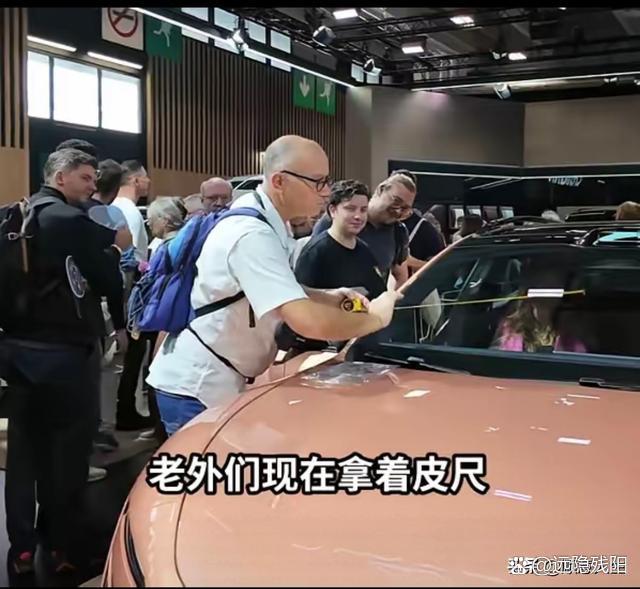 巴黎车展上，几个欧洲工程师蹲在一辆中国车旁，拉出卷尺量车门和轮距，眉头越皱越紧。