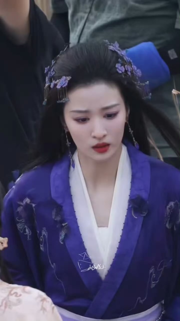 王楚然太入戏了忘记自己脚伤，结果被痛出表情包，看着就好疼