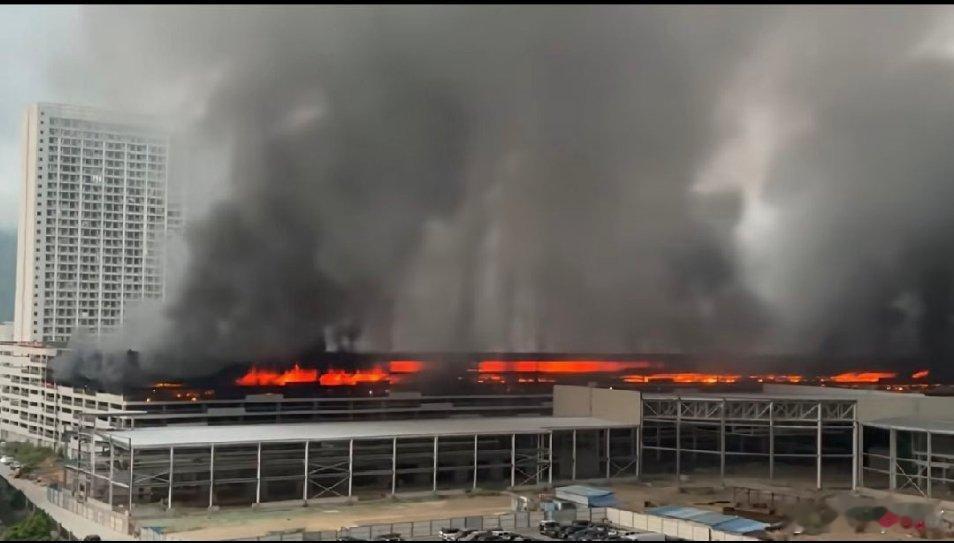 比亚迪公司起火看起来火势比较大，希望没有人员伤亡！希望所有人，一切平安！ 