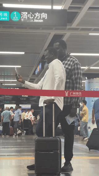 两名刚到中国广州的非洲黑人男子难掩兴奋之情。
忍不住掏出来手机自拍，因为他们终于