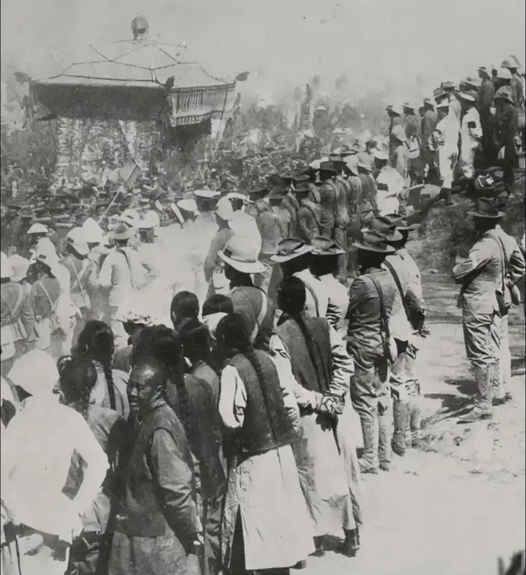 1909年，光绪帝出殡的现场照片。从照片中可以看到场面十分隆重，当时清...
