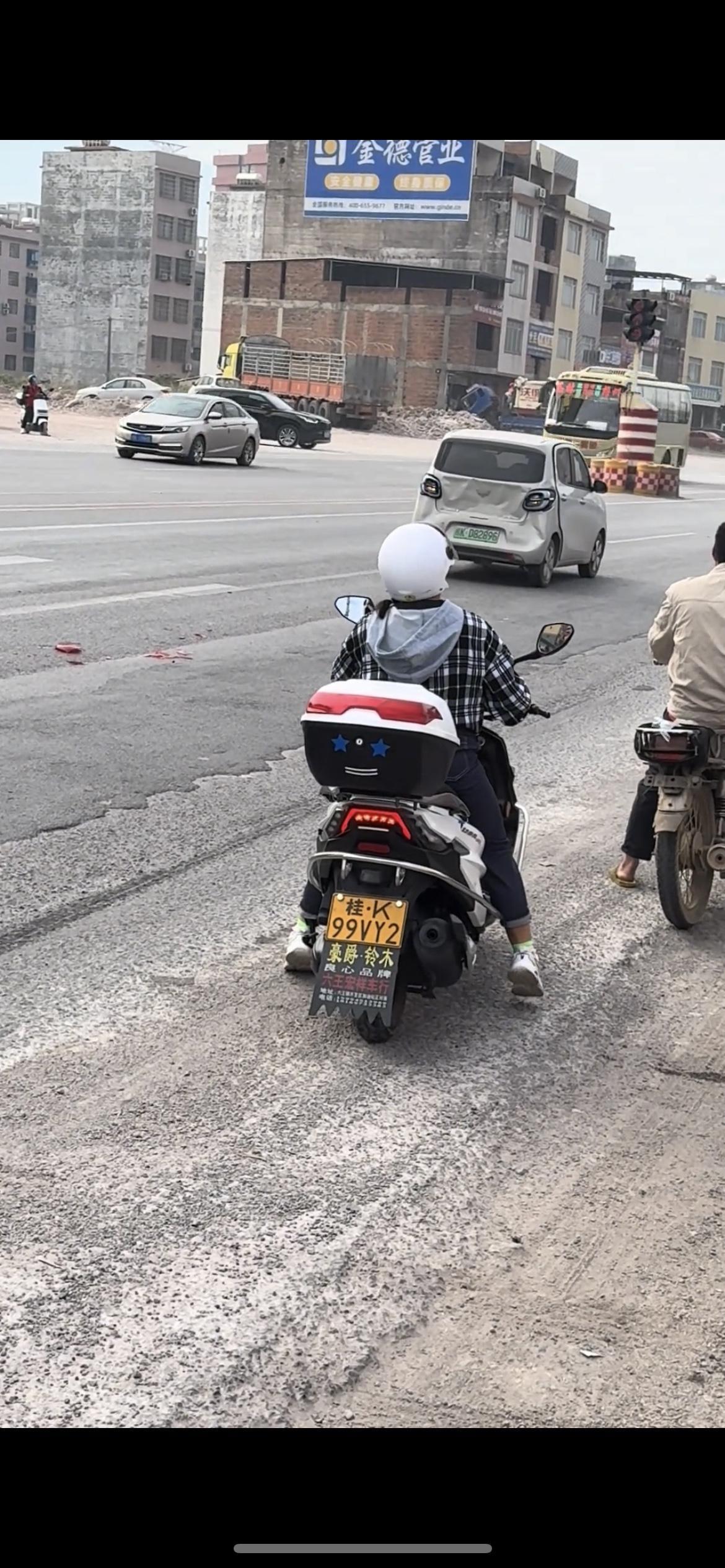 【玉林清某街堆放着几堆砖头和木板钉子】

近日，网友爆料称：