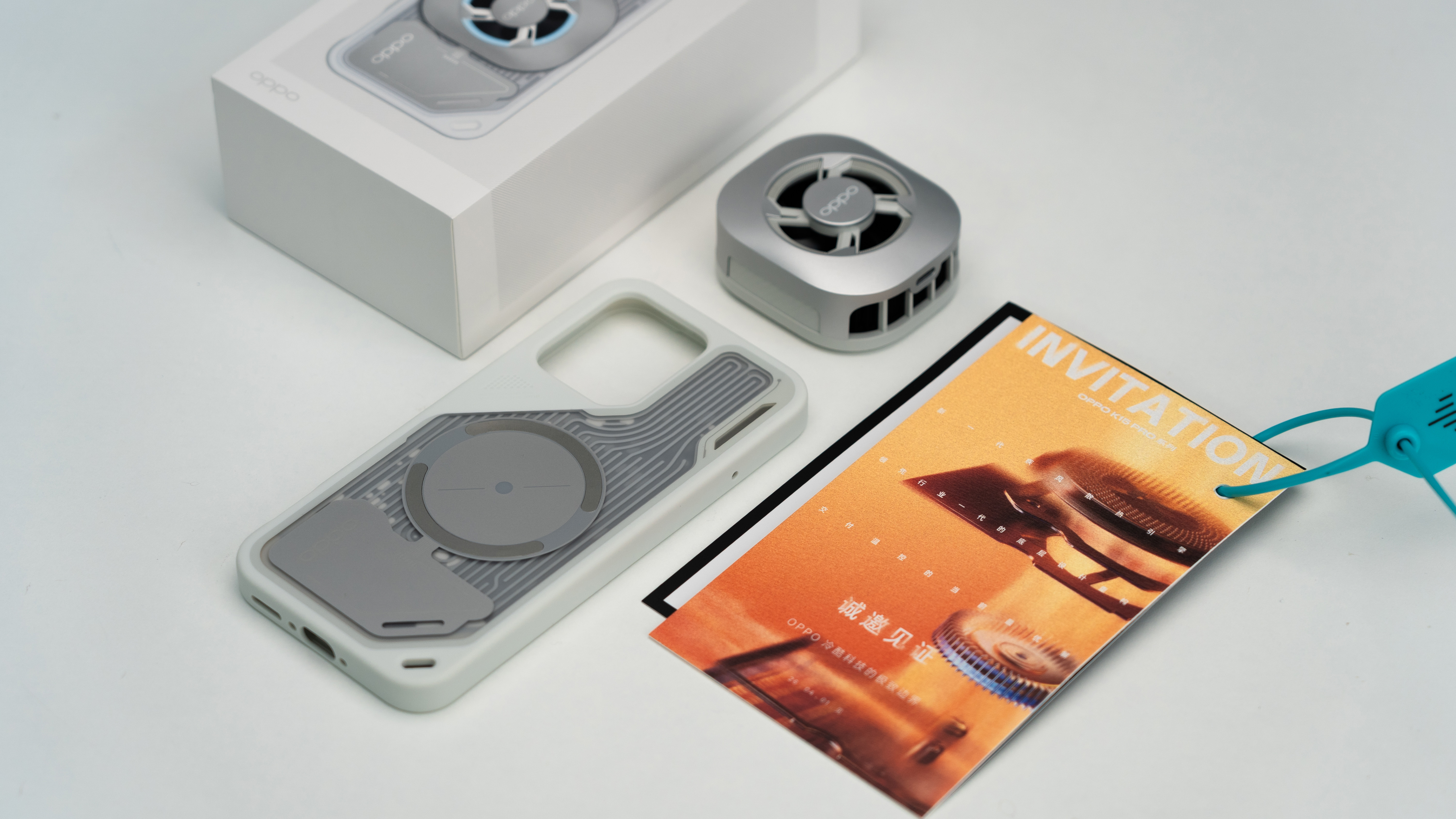 OPPO K15 Pro系列的邀请函还是和得物联名的，还带得物鉴定卡片和防盗圈。