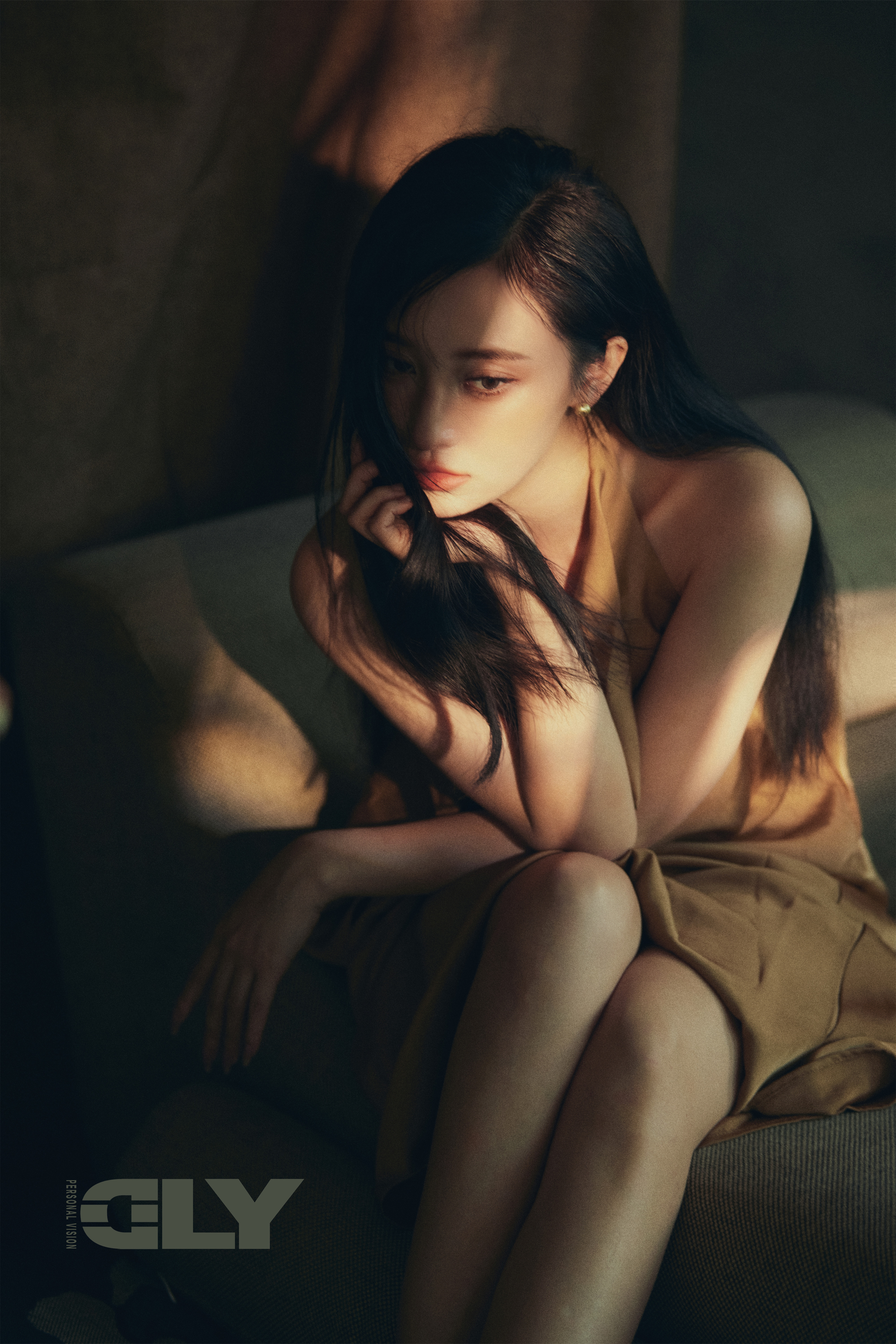 王嘉禾情绪写真，南瓜黄挂脖裙，暗色格调柔美轻盈 ​​​