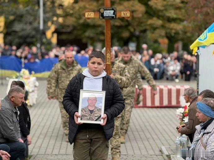 在乌克兰的战火中，一个名叫阿列克谢的小男孩，成为了众多士兵心中永恒的“兵团之子”