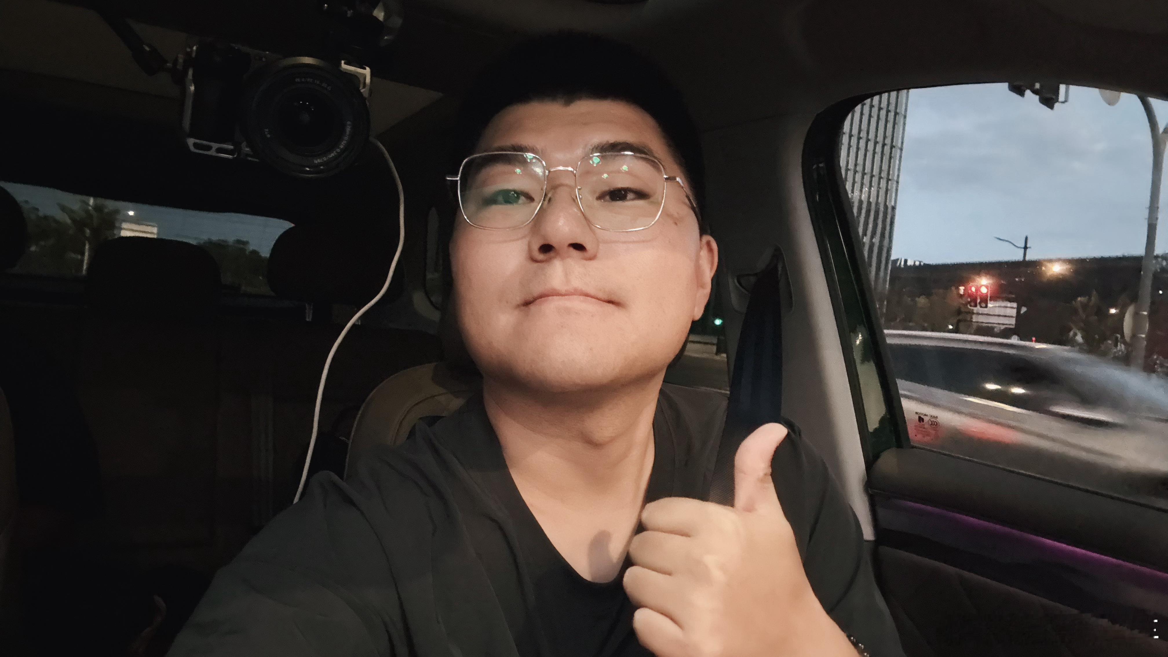 今日工作照，可以不帅，但不能邋遢。减肥运动拍照记录中…动起来吧，老铁们。 ​​​