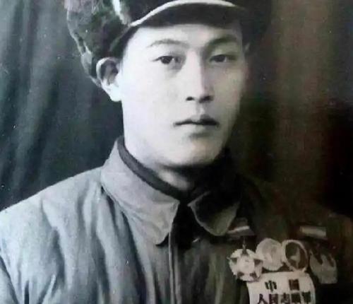 1952年，志愿军战士张文荣被美军俘虏后叛变，经过改造后，张文荣被安排打入志愿军