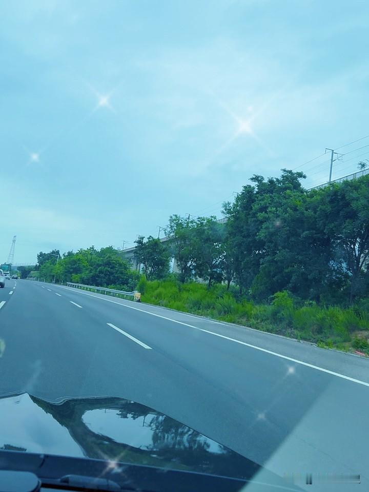 这里没有下雨。 空气非常好。 山上仙气缭绕。
人间最美六月天。出门兜兜风，真帅。