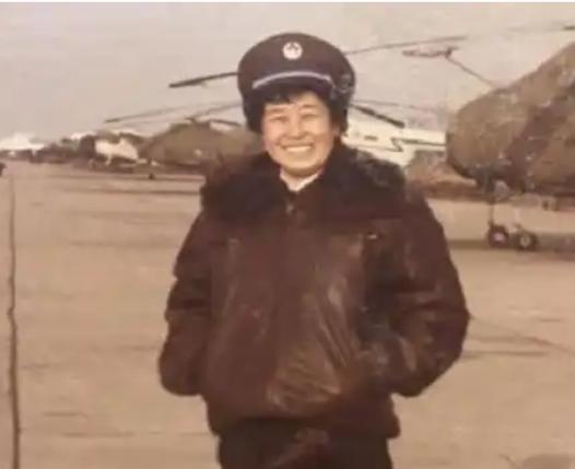 1964年，28岁的女飞行员去西北执行绝密任务。上飞机前，摄影师突然说要给她拍张