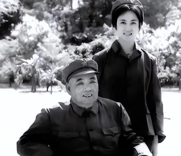 1934年，女战士偷偷剪了许多羊毛，亲手织了一件毛衣，红着脸送给了许世友，不久后