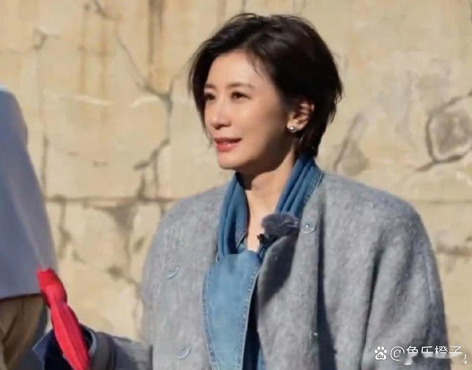 贾静雯保养得相当完美，那股顶级韵味呼之欲出，让人赏心悦目哈！ 