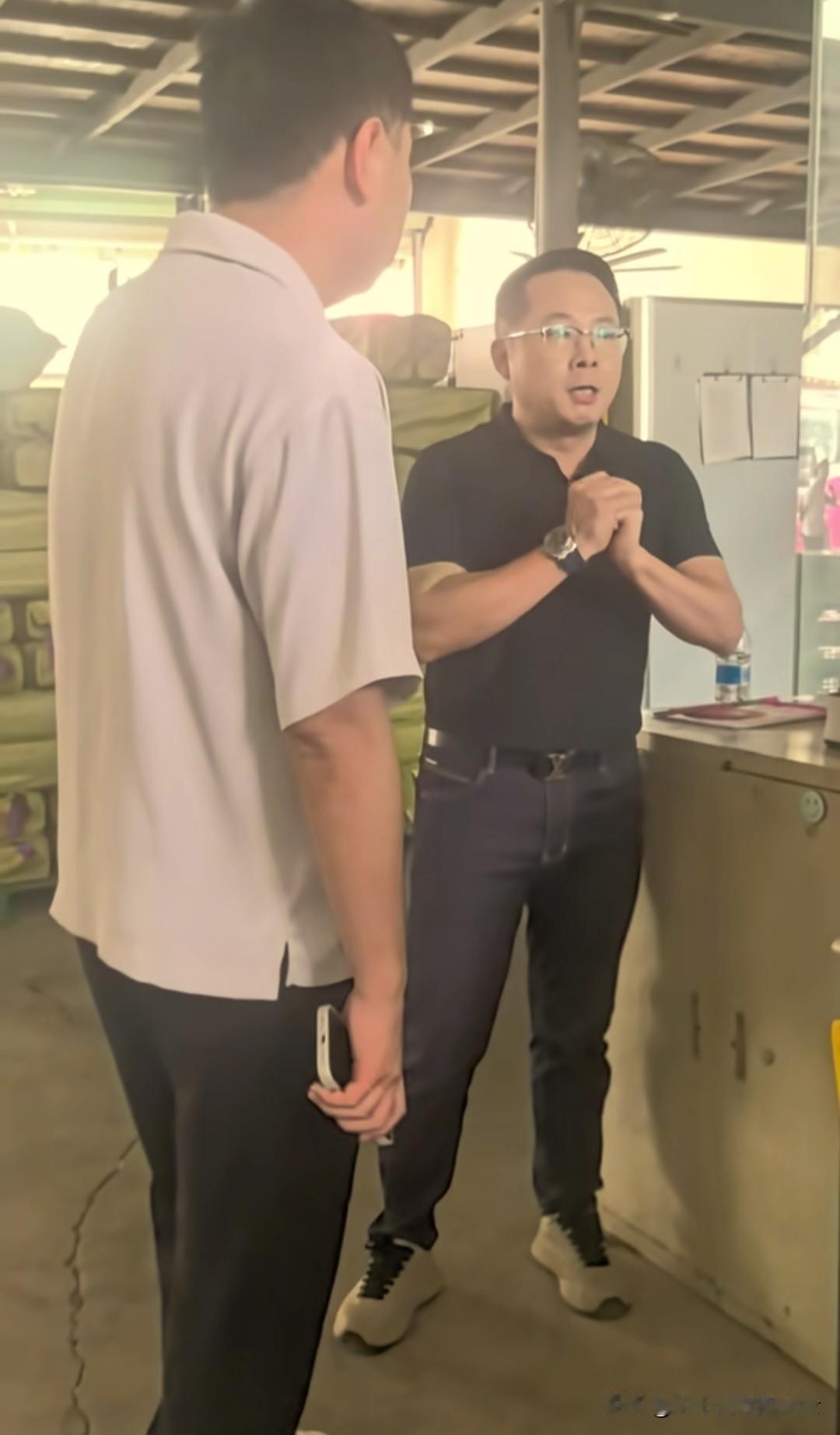 漳州龙海杨梅协会会长哭了。

媒体曝光“毒杨梅”后，当地杨梅的订单量急剧减少，原
