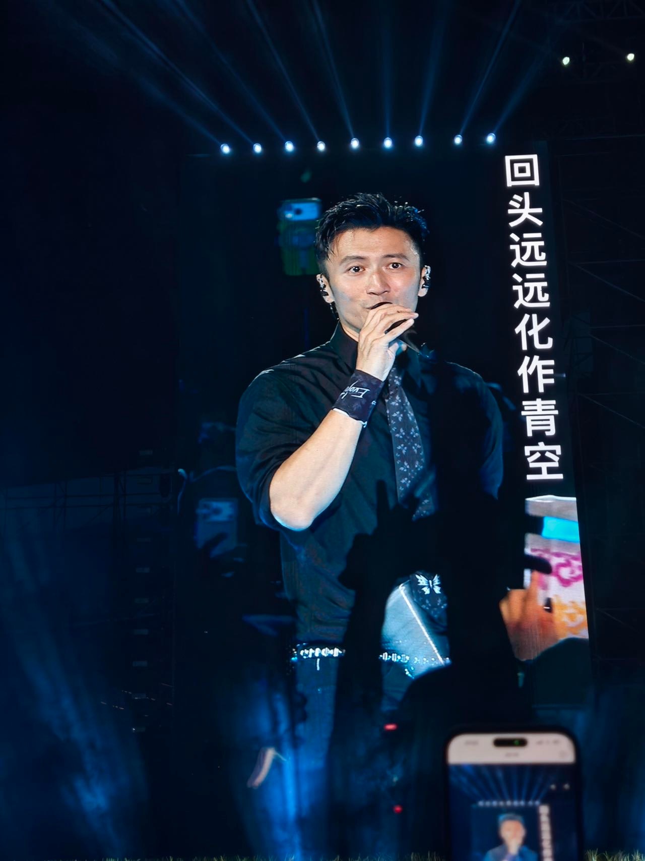 谢霆锋青空唱出了生长痛歌声藏尽离别遗憾，历经万般心痛，在伤痛中慢慢完成成长蜕变。