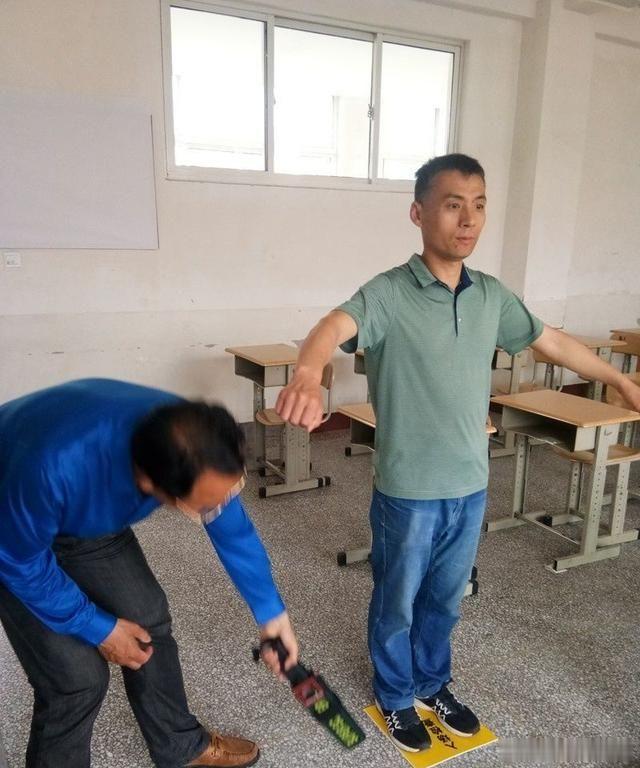 高校期末发生多起智能眼镜作弊行为智能眼镜走进考场，期末抓出多起作弊，意料之中。A